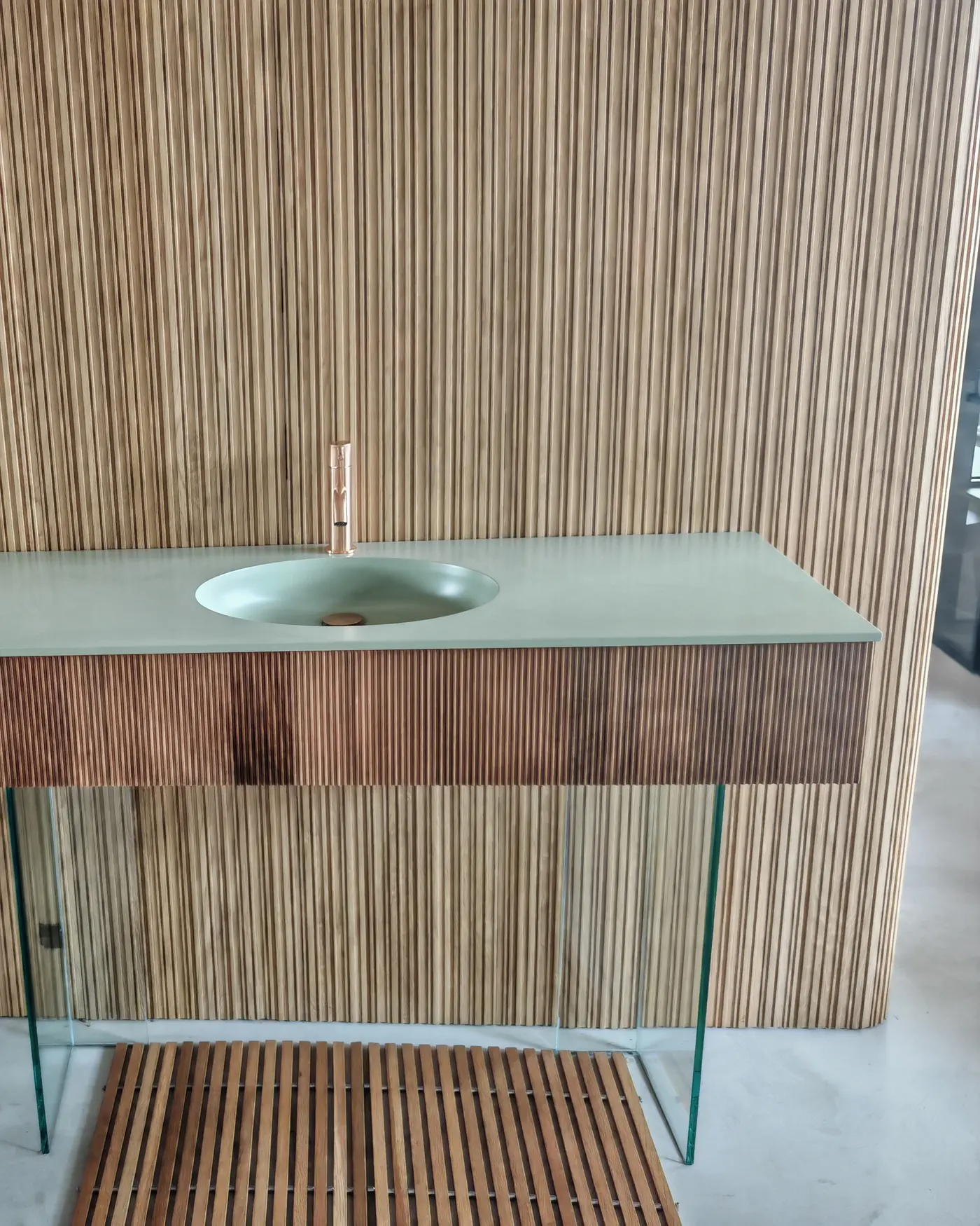 Mueble de baño a medida con encimera de superficie sólida y panelado de listones
