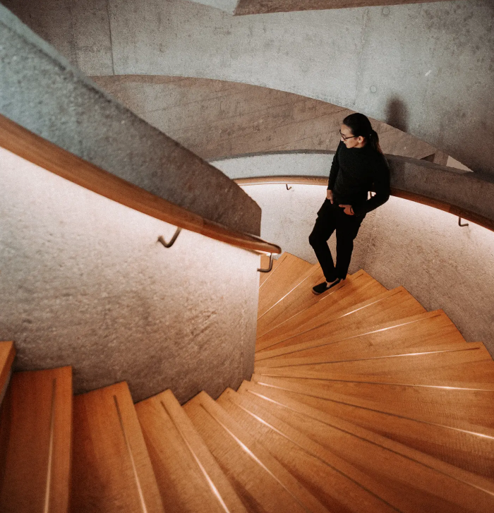 Escalera de madera en espacio comercial