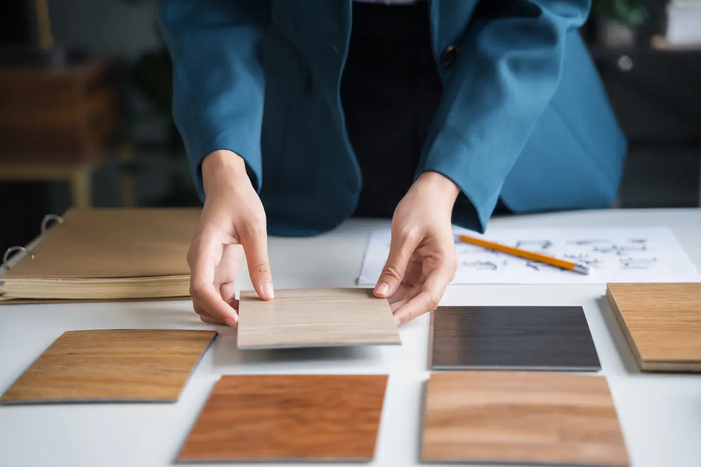 Selección de muestras de acabados de madera junto al cliente