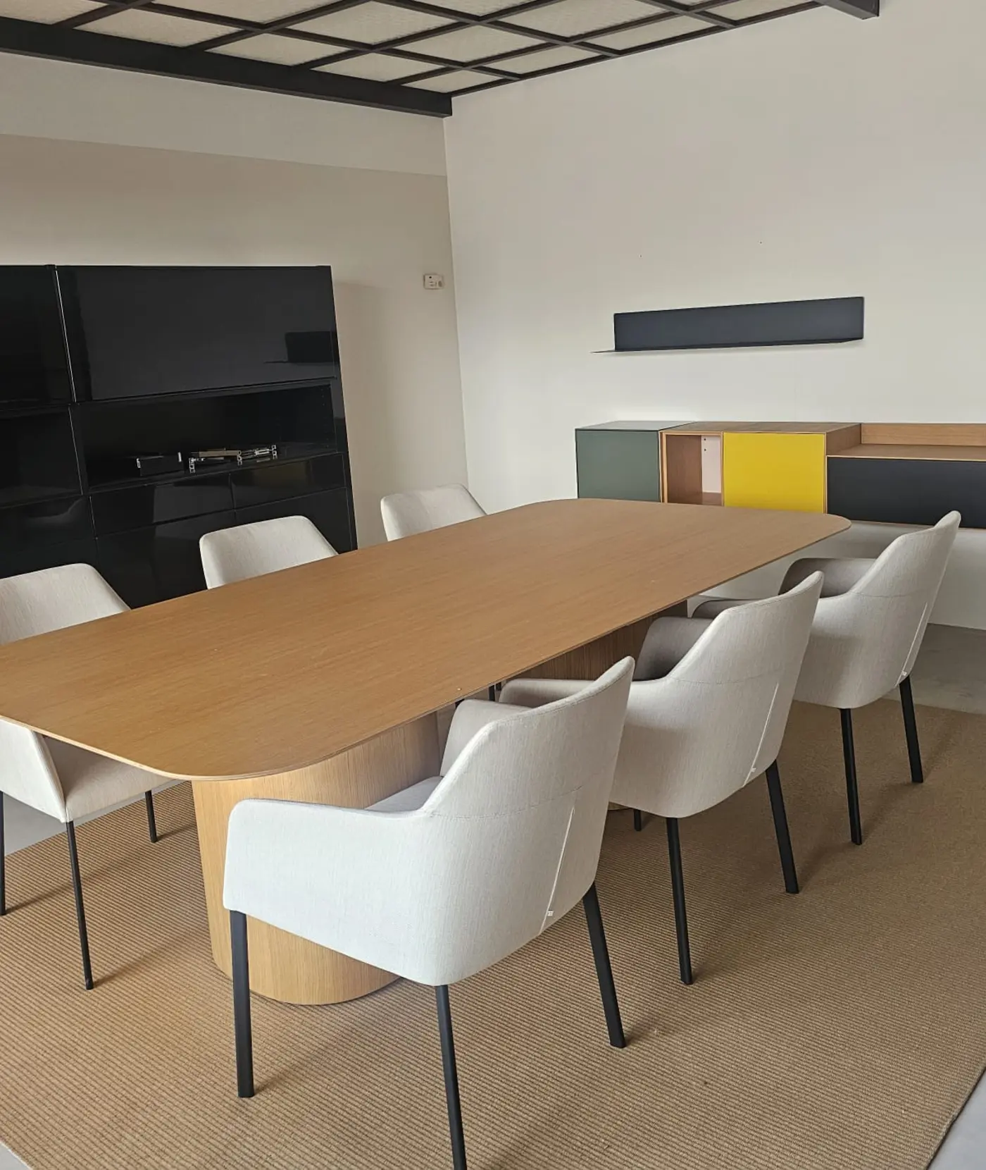 Sala de reuniones con mesa y mobiliario a medida